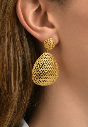Boucles d'oreilles pendantes en fil doré avec une forme en goutte d'eau, un design en openwork complexe et un petit clou circulaire en haut.