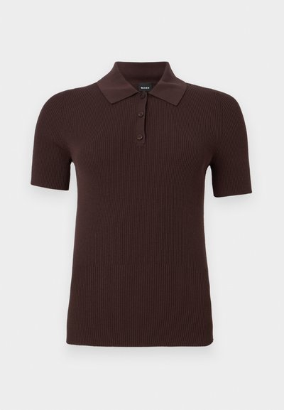 Polo en maille côtelée à manches courtes de couleur brun foncé avec trois boutons et un col classique, présenté sur un fond uni.