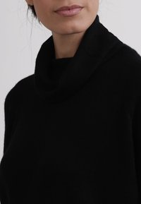 CASH-MERE Stickad tröja - schwarz