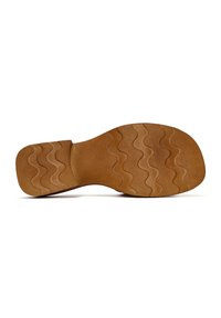 Bruine rubberen schoenzool met een golfpatroon, voorzien van een gladde textuur en een vlakke voetbedontwerp voor comfort en stabiliteit.