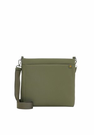 Sac bandoulière rectangulaire vert olive avec sangle réglable, poche avant ouverte et petit logo métallique de la marque en haut à droite.