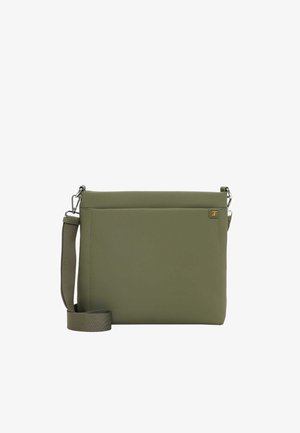 Sac bandoulière rectangulaire vert olive avec sangle réglable, poche avant ouverte et petit logo métallique de la marque en haut à droite.