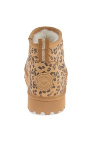Stivaletto con stampa leopardo marrone, con tomaia texture, foderato in pelliccia e suola in gomma con un motivo scolpito. Include un accento a striscia verticale.