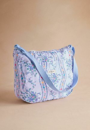 Hellblaue Schultertasche mit Stoffstruktur, die bunte Blumenmuster zeigt, einen abnehmbaren Tragegurt hat und ein dezentes Markenlabel trägt.