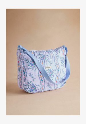 Hellblaue Schultertasche mit Stoffstruktur, die bunte Blumenmuster zeigt, einen abnehmbaren Tragegurt hat und ein dezentes Markenlabel trägt.