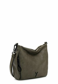 Grøn perforeret skuldertaske med en blød, struktureret overflade, der har en sort lynlås og rem. Minimalistisk design med et subtilt brandlogo.