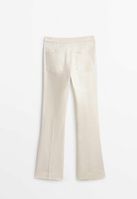 Pantalon évasé de couleur crème avec une texture lisse, doté de deux poches arrière et d'une taille mi-haute.