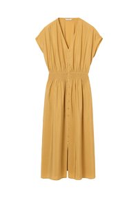 Robe midi jaune moutarde à manches courtes, col en V, boutonnée sur le devant, taille froncée et jupe ample sur fond blanc.