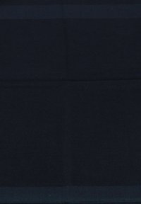 Un tessuto blu scuro con una texture solida presenta strisce alternate opache e lucide. Il colore complessivo è un profondo blu navy, offrendo un aspetto uniforme.