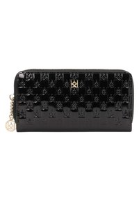 Schwarze lackierte Lederbörse mit geprägt geometrischem Muster, goldfarbigem Logo-Detail, Reißverschlussverschluss und befestigtem Anhänger. Rechteckige Form.