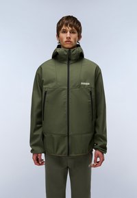 Oliven grøn soft shell jakke med høj krave, frontlynlås, to sorte lynlåslommer og elastiske ærmer. Sammen med matchende olivenbukser.