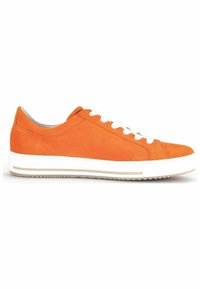 Baskets en daim orange avec lacets blancs, tige texturée et épaisse semelle blanche avec une bande dorée en accent. Design basse.