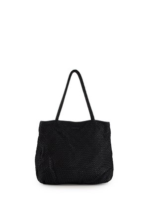 Czarna tkana torba typu tote z plecionymi uchwytami, prostokątnym kształtem i miękką fakturą na białym tle.