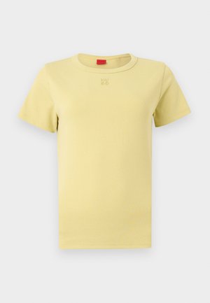 Vaaleankeltainen lyhythihainen T-paita, jossa on hillitty kohokuvioitu "HUGO"-logo rinnassa ja punainen lappu kauluksen sisäpuolella.