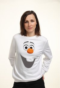 Weißer Pullover mit einem Cartoon-Charakter-Gesicht, das große Augen und eine orangefarbene Nase zeigt, glatte Textur und lange Ärmel.