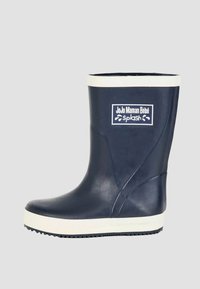 Botte en caoutchouc imperméable, de couleur marine, avec une semelle extérieure blanche, présentant une texture lisse, un orteil arrondi et une étiquette de marque sur le côté.