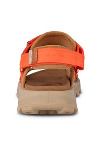 Oranssit sandaalit säädettävillä hihnoilla, pehmeä beige pohja ja kestävä kerma-white ulkopohja. Ominaisuudet: teksturoitu hihna koristeena.