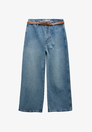 Brede denim jeans in lichtblauw, met een hoge taille en een bruine leren riem. Strakke lijnen met minimale stikdetails.