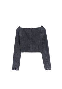 Sort denim cropped jakke med lange ærmer, strukturerede skuldre og firkantet halsudskæring. Har synlige sømme og en tætsiddende silhuet.