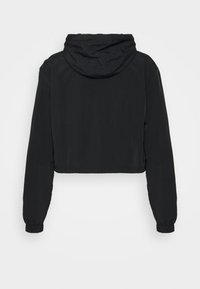 Svart kort jacka med huva, långa ärmar och elastiska manschetter. Slät tyg med en enkel, minimalistisk design och ingen synlig hårdvara.