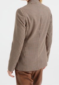 Hnědý a krémový kostkovaný blazer se strukturovanými rameny a slim fit; má klopový límec a přizpůsobené zadní panely.