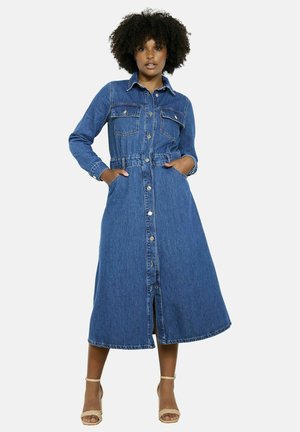Vestido de camisa de denim con mangas largas, dos bolsillos en el pecho, cintura ceñida y cierre de botones. De longitud media con un dobladillo recto y aberturas laterales.