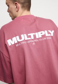 Multiply Apparel FONT  - Triko s potiskem - rose wine