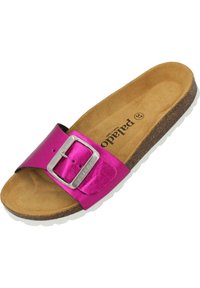 Rosa metallisk slidesandal med en bred rem, silverdetalj i spännet, korkfotbädd och vit gummisula. Platt design med texturerad yta.