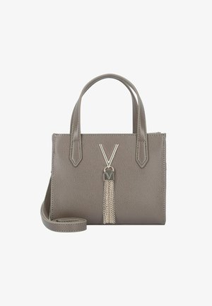 Bolso de mano texturizado en gris con asas dobles y una correa desmontable. Presenta un borlón metálico decorativo y un acento de hardware en forma de "V".