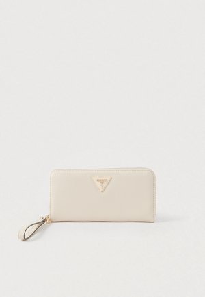 Portafoglio beige con texture, dotato di cinturino da polso, logo triangolare dorato e chiusura con zip. Presenta una superficie liscia e un design minimalista.