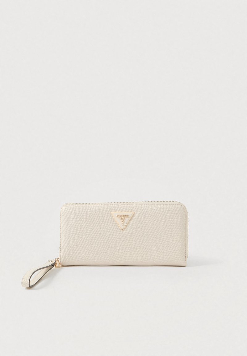 Πορτοφόλι με μπεζ υφή, ιμάντα καρπού, χρυσαφί τριγωνικό λογότυπο και κλείσιμο με φερμουάρ. Διαθέτει λεία επιφάνεια και μινιμαλιστικό σχεδιασμό.