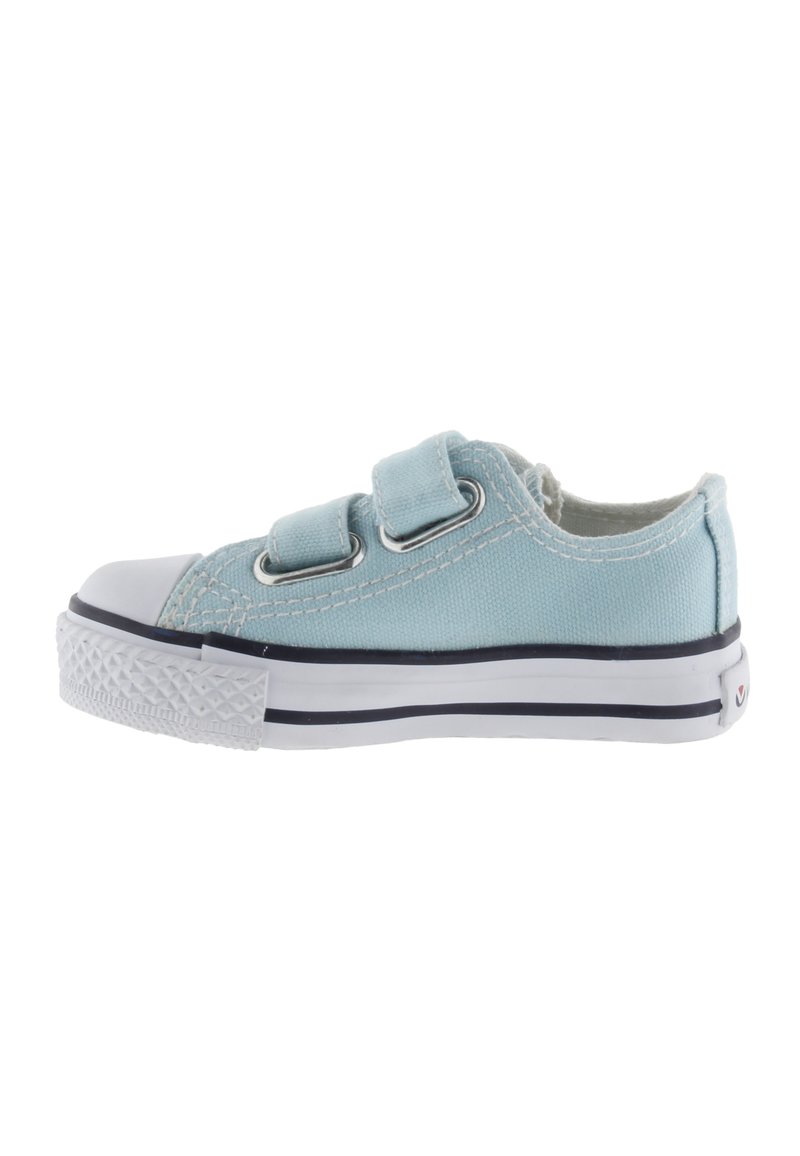 Sneaker in tela blu chiaro con punta in gomma bianca, due strap con chiusura a velcro e suola bianca testurizzata con accenti neri.