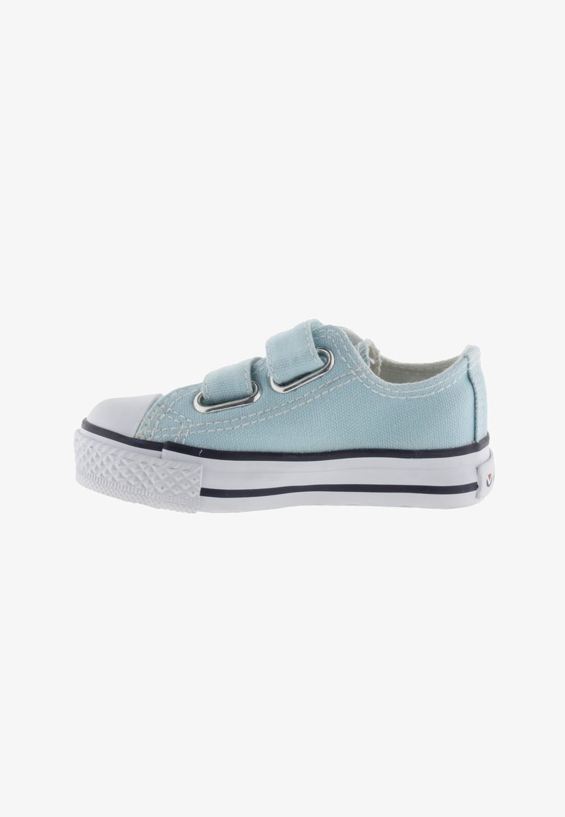 Sneaker in tela blu chiaro con punta in gomma bianca, due strap con chiusura a velcro e suola bianca testurizzata con accenti neri.