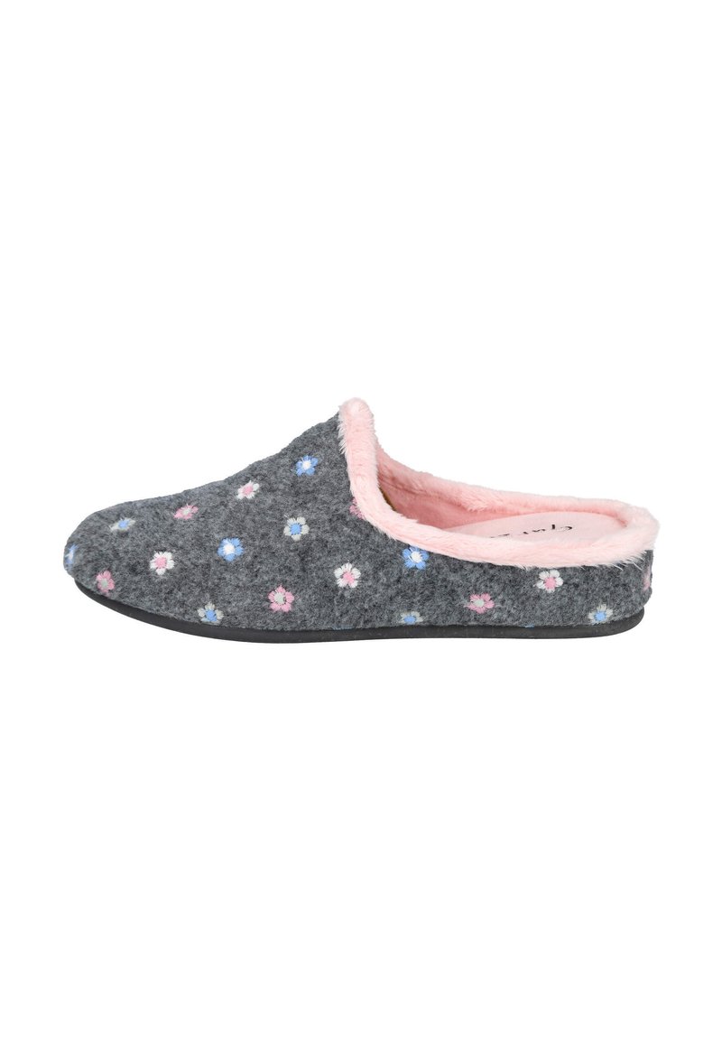 Zapatilla de tela gris con forro de piel sintética rosa, presenta pequeños patrones florales azules y rosas, de forma redondeada y suela negra.