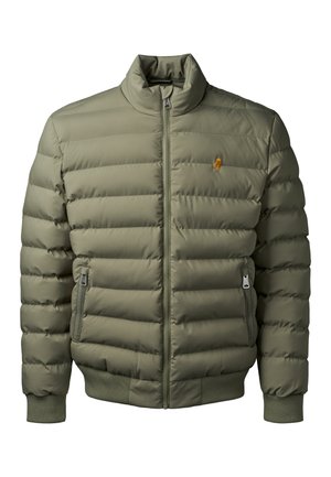Veste rembourrée matelassée vert olive avec fermeture éclair avant, deux poches latérales zippées, poignets et ourlet côtelés, et petit logo orange brodé sur la poitrine.
