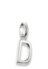 Pendente in argento a forma di lettera 'D' con finitura lucida, dotato di un anello a salto circolare per il fissaggio. Forma liscia e curvata senza decorazioni.