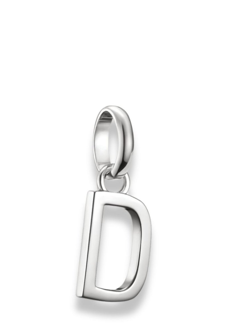 Pendente in argento a forma di lettera 'D' con finitura lucida, dotato di un anello a salto circolare per il fissaggio. Forma liscia e curvata senza decorazioni.