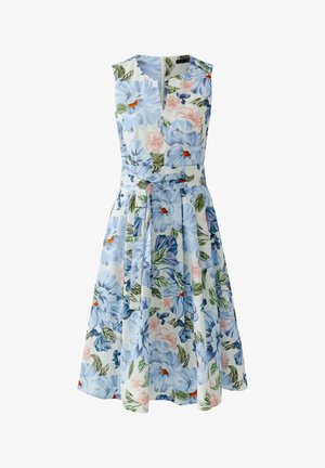 Mouwloze witte jurk met blauw- en roze bloemenprint, getailleerde taille met bijpassende riem en V-hals.