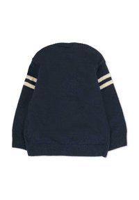 Granatowy sweter dziany z kremowymi paskami na rękawach, prążkowanym dekoltem i mankietami. Miękka faktura i luźny krój; jednolity tył.