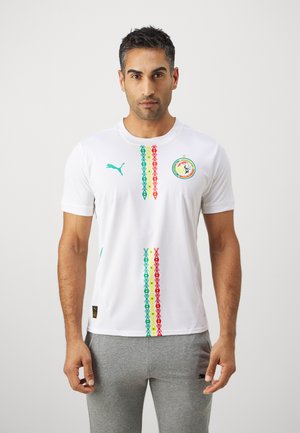 Hvid kortærmet trøje med farverige vertikale mønstre i rød, grøn og gul. Inkluderer en rund halsudskæring og Puma-logo i teal.