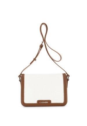 Biała prostokątna torba na ramię z brązowymi wykończeniami, regulowanym paskiem i srebrnym logo "CAFENOIR" na przedniej klapie.