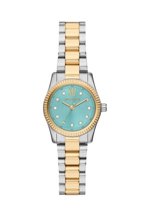 Silberne und goldfarbene Metall-Uhr mit aqua-farbenem Zifferblatt, mit Nieten besetzten Stundenmarkierungen und geriffelter Lünette. Verfügt über ein zweifarbiges Armband im Gliederstil.