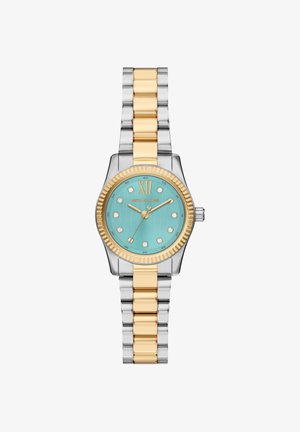 Silberne und goldfarbene Metall-Uhr mit aqua-farbenem Zifferblatt, mit Nieten besetzten Stundenmarkierungen und geriffelter Lünette. Verfügt über ein zweifarbiges Armband im Gliederstil.