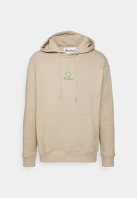 Beżowa bluza z kapturem wykonana z bawełnianej mieszanki, z przednią kieszenią i zielonym haftowanym logo. Ściągacze na mankietach i u dołu zapewniają odpowiednią strukturę.