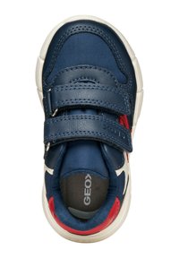 Sneaker blu navy con una combinazione di pelle e tessuto, dotata di due strap in Velcro, dettagli rossi e una suola in gomma bianca.