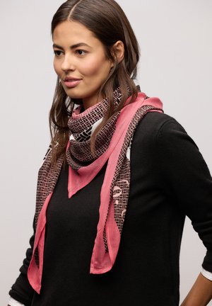 Sciarpa multicolore con motivo geometrico in marrone scuro e chiaro, con accenti rosa corallo, drappeggiata intorno al collo. Tessuto leggero.