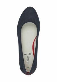 Zapato plano de color marino con plantilla de espuma suave, puntera redondeada y borde cosido. Cuenta con un acento rojo cerca del talón y una superficie superior suave.