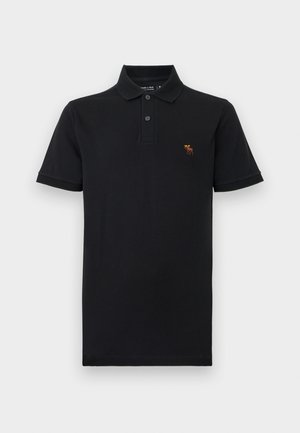 Polo nera a maniche corte con due bottoni e piccolo logo moose marrone sul petto a sinistra, mostrata su sfondo bianco.