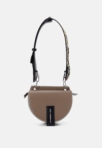 Braune halbmondförmige Handtasche mit kontrastierender silberner Naht, einem schwarzen Tragegurt und einem Akzentgurt im Leopardenmuster. Mit einem Markenlabel versehen.