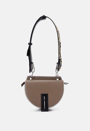 Sac à main en forme de demi-lune marron avec des coutures argentées contrastantes, une sangle noire et une sangle accent en imprimé léopard. Comprend une étiquette de marque.